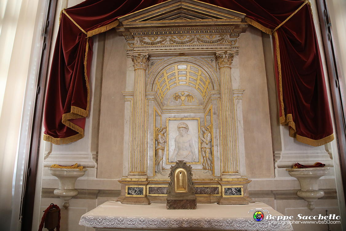 VBS_6696 - Villa Pisani - Stra (Venezia).jpg - CAPPELLA  Nel 1808, nel corso delle ristrutturazioni napoleoniche, l'oratorio che si trova, al piano terra venne spostato qui, trasformando questa sala in cappella di palazzo. L'altare cinquecentesco (opera del Sansovino) proviene dalla chiesa di San Geminiano a Venezia demolita per l'ampliamento delle Procuratie di San Marco. Alle pareti due scene dipinte da Francesco Simonini: a sinistra una carovana di soldati che raggiunge l'accampamento, a destra è illustrato un momento di sosta e di riposo. La statua della Madonna con il bambino è opera dello scultore Giovanni Bonazza
